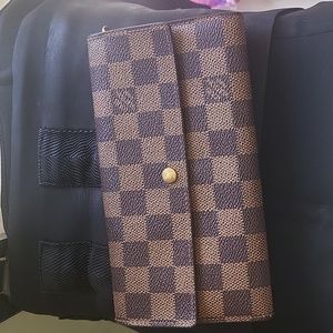Auth. Louis Vuitton damier ebene sarah wallet.